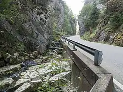 Strasse im engen Flussbett