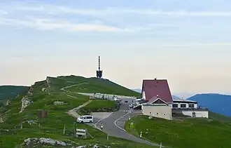 Der Gipfel des Chasseral mit dem Hôtel Chasseral und dem Sendeturm