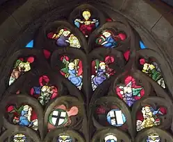 Maßwerk mit Gottvater, Wappen und Engeln mit den Arma Christi