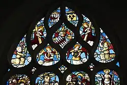 Maßwerk mit Wappen und Engeln mit den Arma Christi