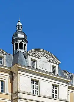 Campanile und Giebel der Südfassade.