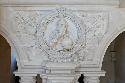 Basrelief mit Gott Vater im zentralen Treppenhaus des Lycée Bellevue