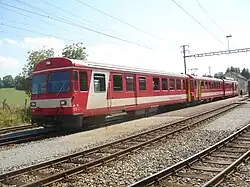 Aus zwei Steuerwagen BDt 721 und ABt 713 und Triebwagen BDe 4/4 II 613 bestehender Zug in Le Noirmont