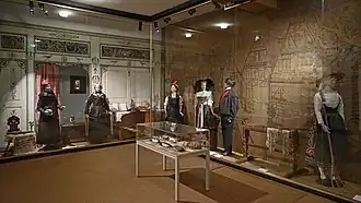 Blick in einen Saal: Trachten