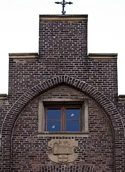 Rathaus Stadtwappen über dem Hauptportal