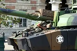 Ein Panzer, Typ Leclerc, mit einem koaxial neben der Hauptkanone montierten Maschinengewehr