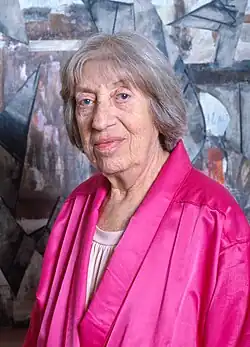 „Porträt von Lee Krasner vor einem Gemälde, 1983“