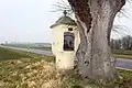Bildstock von 1759 neben der Steinrast an der L82 in Lehmen bei den Lehmerhöfen