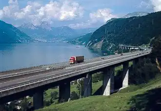 Lehnenviadukt Beckenried mit Blick auf den Vierwaldstättersee