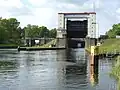Das südliche Tor der neuen Schleuse wird zum Öffnen hochgezogen