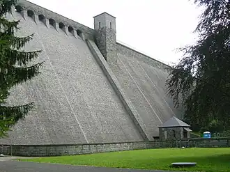 Staumauer der Talsperre Lehnmühle