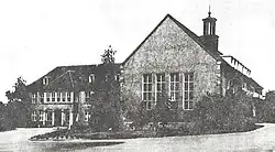 Schwarz-Weiß-Fotografie eines Hochschulgebäudes. Auf dem Gebäude ein Turm.