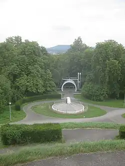 Zwei mächtige Kastanien flankieren die Laube (51)