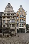 Leibnizhaus (links) und davor der Holzmarktbrunnen