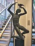 Junge mit Taube (1954). Statue von Pieter Starreveld in der Stadthalle.