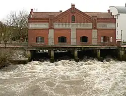 Turbinenhaus des ehemaligen Wasserkraftwerks bei Hochwasser der Leine