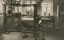 Leinenweberin am Handwebstuhl in Bielefeld, Ende des 19.&nbsp;Jahrhunderts