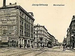 Die Könneritzstraße mit dem „Huggl“, einer Erhöhung für die Gleise der Verbindungsbahn.