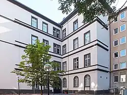 Im Hof des Rektorats 2013