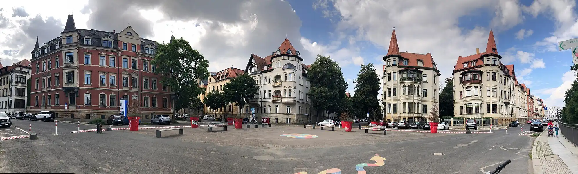 Der verkehrsberuhigte Liviaplatz - Einmündungen von links: Liviastraße, Tschaikowskistraße, Feuerbachstraße, Liviastraße