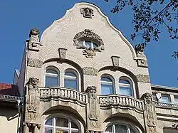 Giebel am „Märchenhaus“ in der Philipp-Rosenthal-Straße