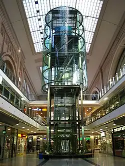 Auf­zug in der Quer­bahn­steig­hal­le