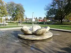 Leo Remond (1926–2019) Brunnenplastik aus Gussstein. Bachbummele (Sumpfdotterblume), 1983. Gemeindepark Wegmatten in Allschwil (BL)