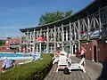 Badgebäude mit Gastronomie, links Warmbecken