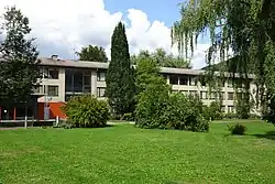 1951–1954: Volksschule Leitendorf, Leoben (2022)