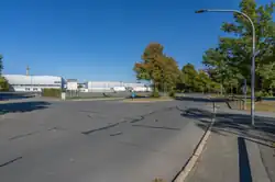 Foto zeigt den Straßenzug der Leon-Gonczarowksi-Straße, links Industriebereich