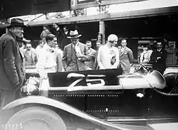 Prinz Leopold von Belgien und Prinzessin Astrid besuchen den Rennstall von Alfa Romeo (um 1930)