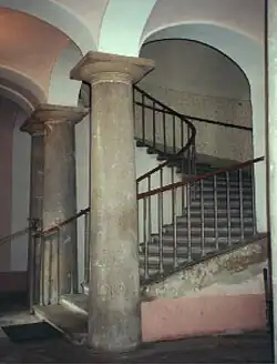 Dorische Säulen, Stufen und Bodenplatten Kaiserstein