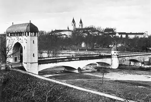 Korbinianbrücke mit Brückentor und Kapelle (um 1920)