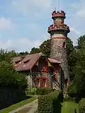 Talsperrenwärterhaus mit Bergfried am rechten Ufer