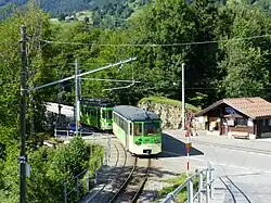 Keilbahnhof Les Planches, dahinter Brücke über die Grande Eau