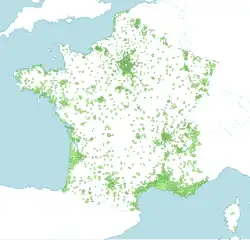 Umrisskarte von Metropolitan-Frankreich mit weißem Hintergrund. Gemeinden, die über eine Stadtpolizei (Police municipale) verfügen, sind grün hervorgehoben. Besonders konzentriert sind diese Gemeinden in den Ballungsräumen Paris (aber ohne Stadt Paris), Lyon und Marseille sowie an der Mittelmeerküste, der südwestlichen Atlantikküste, und der Küste der Bretagne.
