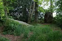 Les Roches du Diable der stehende und der liegende Menhir