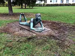 Lesender Knabe im Erich-Weinert-Park, Berlin