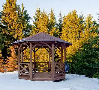 Holzpavillon auf dem Lesný