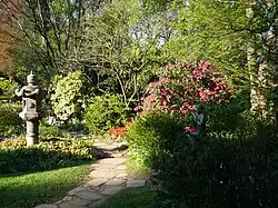 Pfad mit Steinlaterne