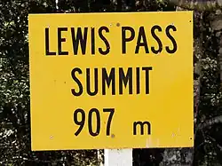 Hinweisschild auf den höchsten Punkt des Lewis Pass