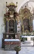 Nördlicher Seitenaltar mit Hauptaltar