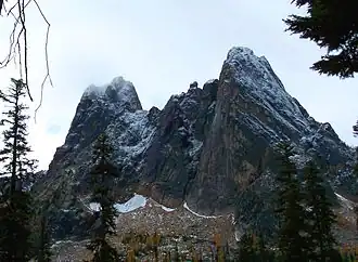 Liberty Bell Mountain (Hauptgipfel rechts, dann v.&nbsp;r.&nbsp;n.&nbsp;l. Concord Tower, Lexington Tower, North Early Winters Spire, South Early Winters Spire)