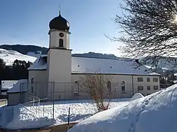 Galluskirche Libingen Die vielen Fenster im Gebäu­de­teil rechts weisen auf die frühere Funktion als Kloster hin.