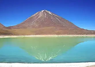 Der Vulkan Licancabur hinter der Laguna Verde