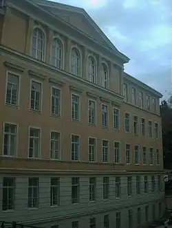 Die Fassade des Schulgebäudes