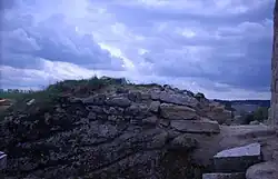 Nicht restaurierte Mauerreste vor dem restaurierten Teil (links im Bild)