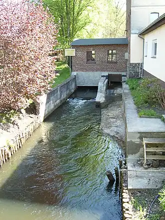 Der Gebäudeflügel mit dem Maschinenraum; der rechte Auslauf ist der Freilauf
