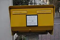 „Liebesbriefe“ und „Sonstiges“. Briefkasten in Frankfurt am Main mit handschriftlichen Ergänzungen.