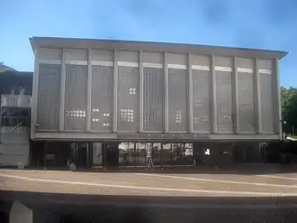 Silcher-Saal, Nordfassade, darunter der nördliche (untere) Haupteingang zum Gebäude
